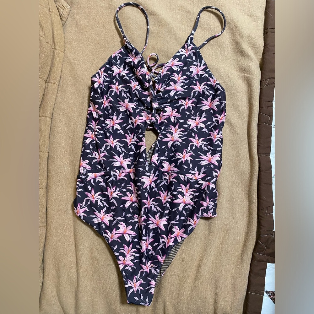 Acacia one piece in Madonna